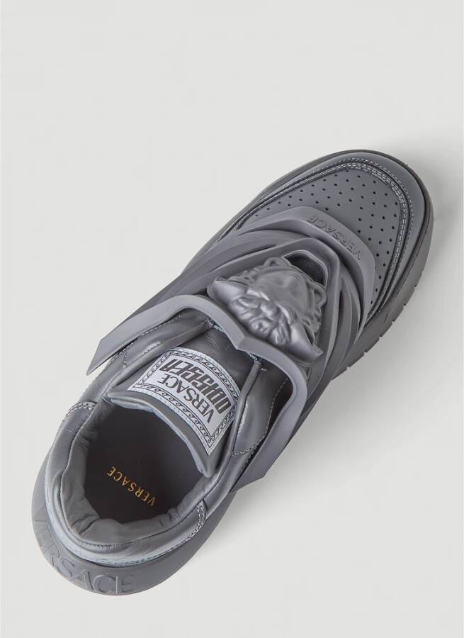 Versace Sneakers van glad leer met Medusa-hoofd overlay Grijs Heren