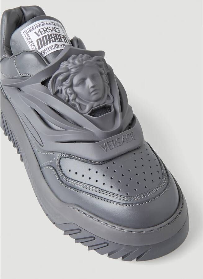 Versace Sneakers van glad leer met Medusa-hoofd overlay Grijs Heren