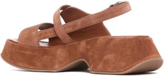 Vic Matié Bruine Sandalen met Achtergesp Sluiting