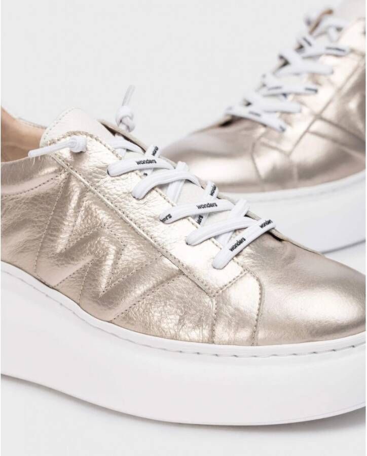 Wonders Gouden Leren Platform Sneaker met Ingedrukt Letterdetail