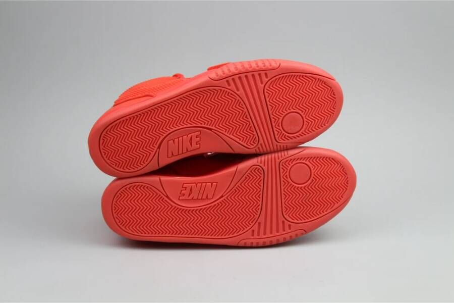 Yeezy Rode Oktober Sneaker Vault Exclusief