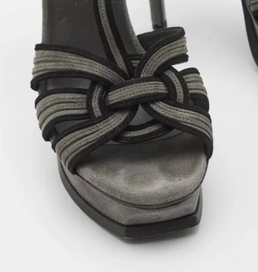 Yves Saint Laurent Vintage Pre-owned Suede sandals Gray Dames
