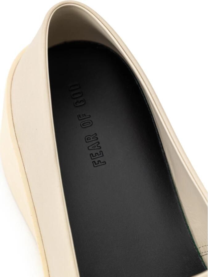 Fear Of God Beige leren slip-on loafer met hoge rubberen zool