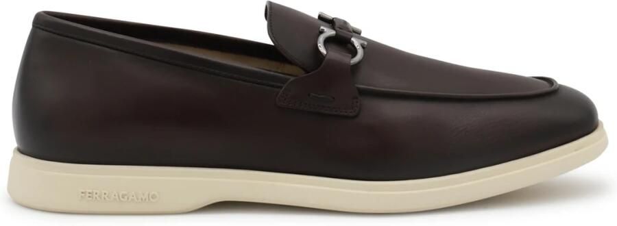 Ferragamo Bruine platte loafers met zilveren detail