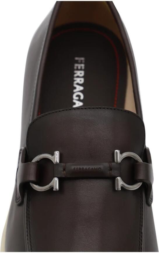 Ferragamo Bruine platte loafers met zilveren detail - Foto 2