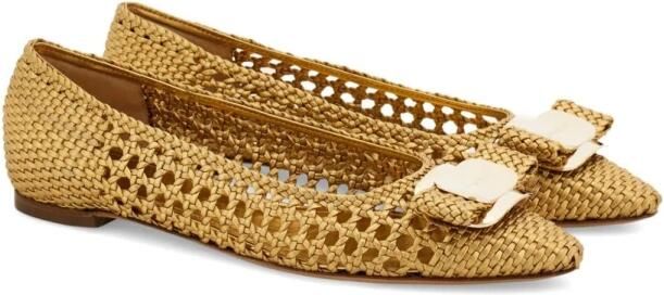 Ferragamo Gouden platte schoenen Elegante stijl