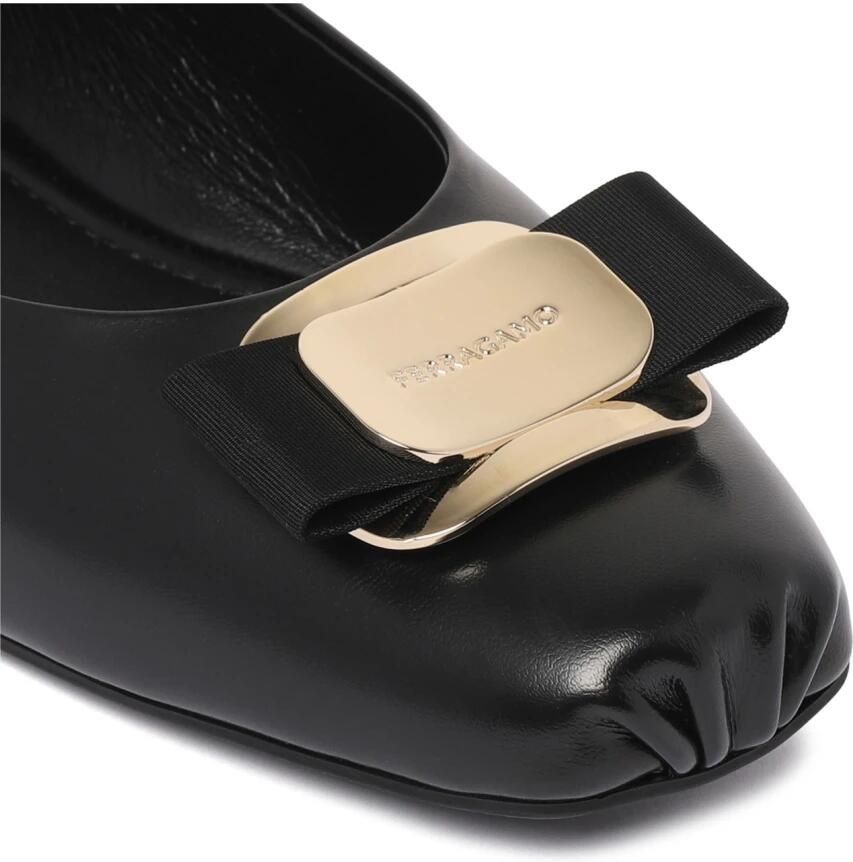 Salvatore Ferragamo 'Zina' Ballet Flats in zwart