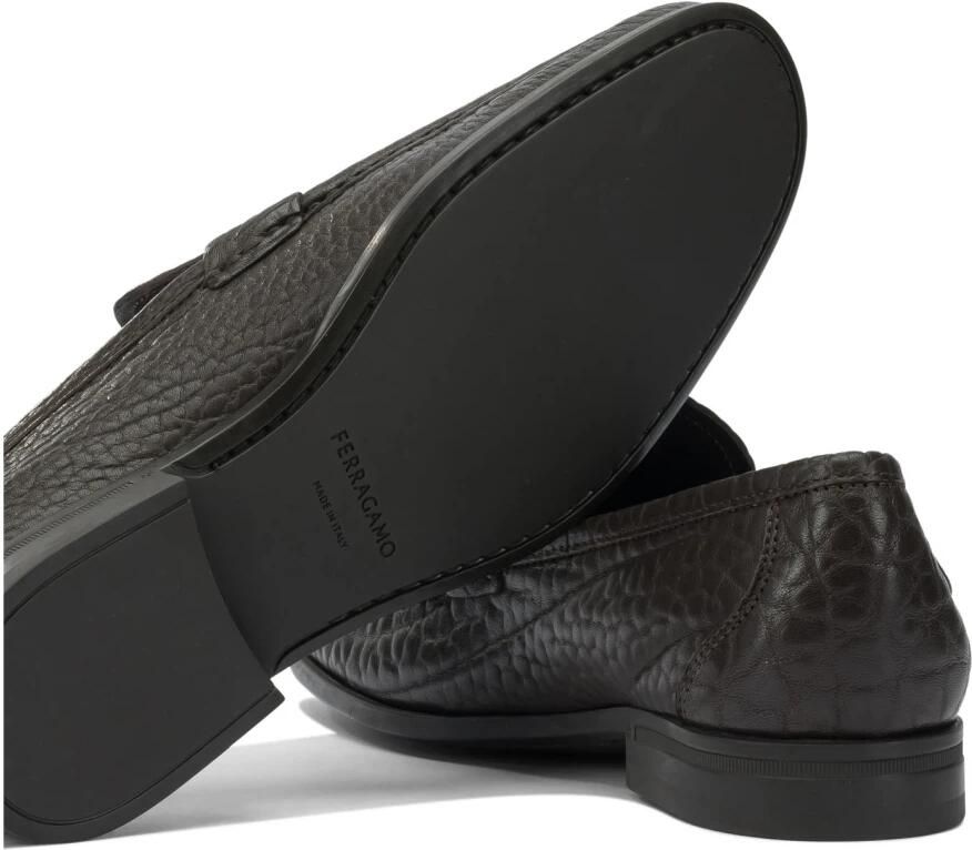 Ferragamo Textured Buckle Loafers - Foto 2