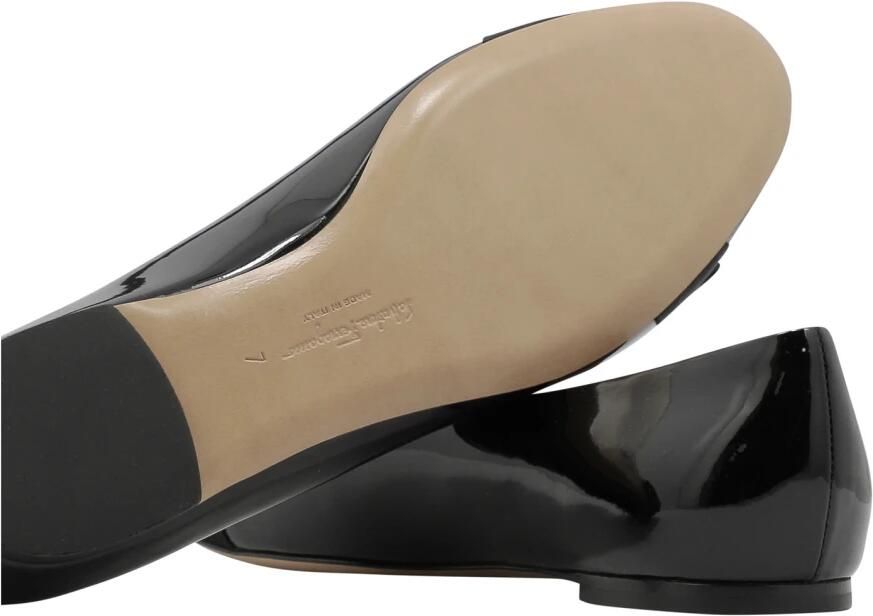 Salvatore Ferragamo Zwarte Ballerina`s met Patentleren Voorkant Strik Black Dames