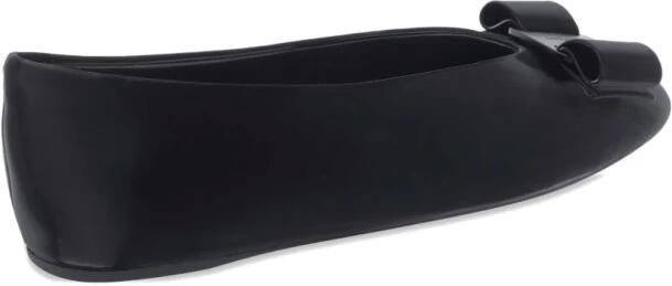 Ferragamo Zwarte platte schoenen van zijde nylon