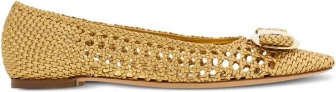 Ferragamo Gouden platte schoenen Elegante stijl