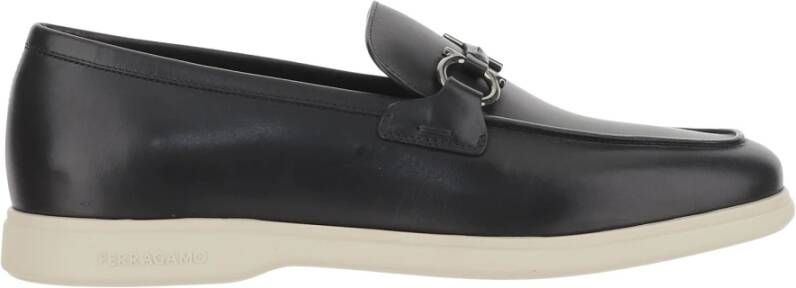 Ferragamo Leren Loafers met Ronde Neus en Haakdetail