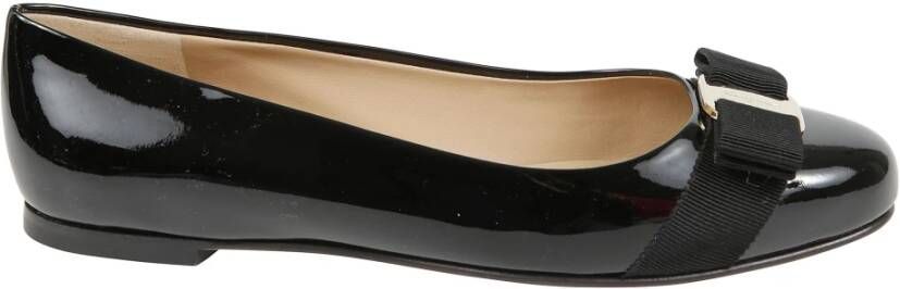 Ferragamo Strik Ballerina Platte schoenen met Metalen Plaat
