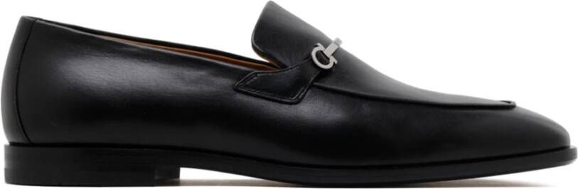 Ferragamo Zwarte loafers met metalen ornament