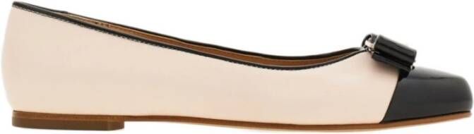 Ferragamo Zwarte platte schoenen Elegante stijl
