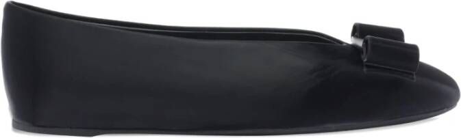 Ferragamo Zwarte platte schoenen van zijde nylon