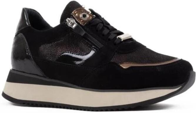 Footnotes 31.009 Sneaker