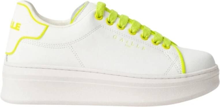 Gaëlle Paris Gele rubberen sneakers met patch