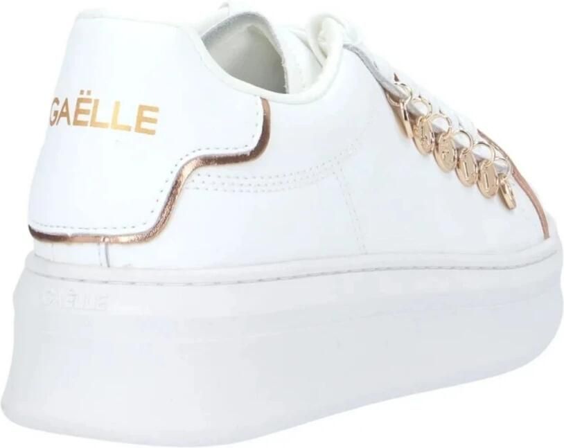 Gaëlle Paris Witte leren sneakers met gouden accenten