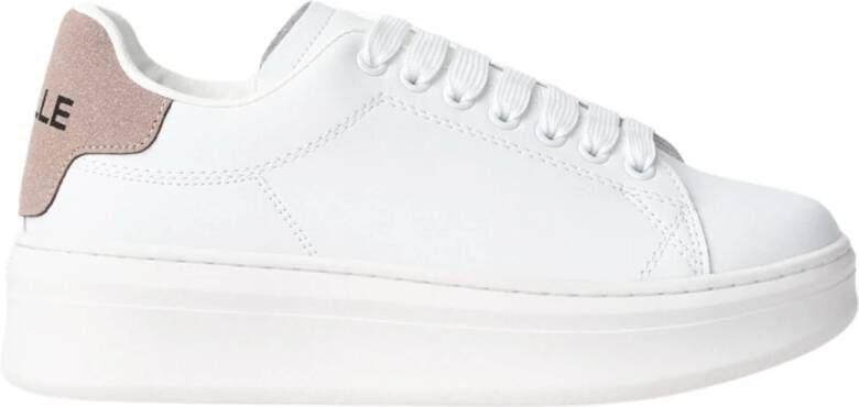 Gaëlle Paris Witte leren sneakers met gouden detail