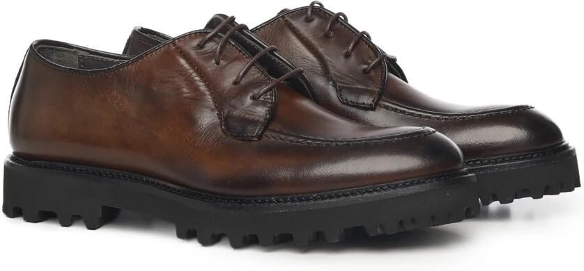 Giuliano Galiano Bruin leren veterschoenen