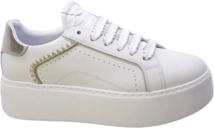 Janet & Janet Witte leren sneakers met gouden detail