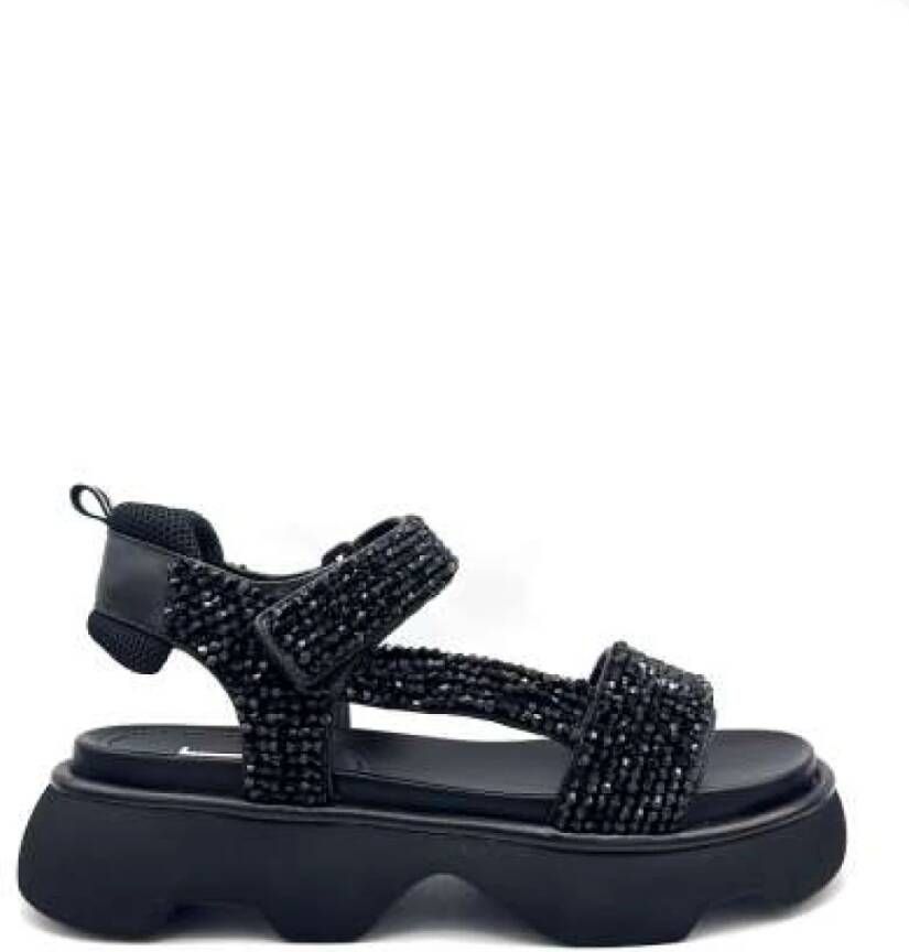 Jeannot Zwarte sandalen met kralen en klittenbandsluiting