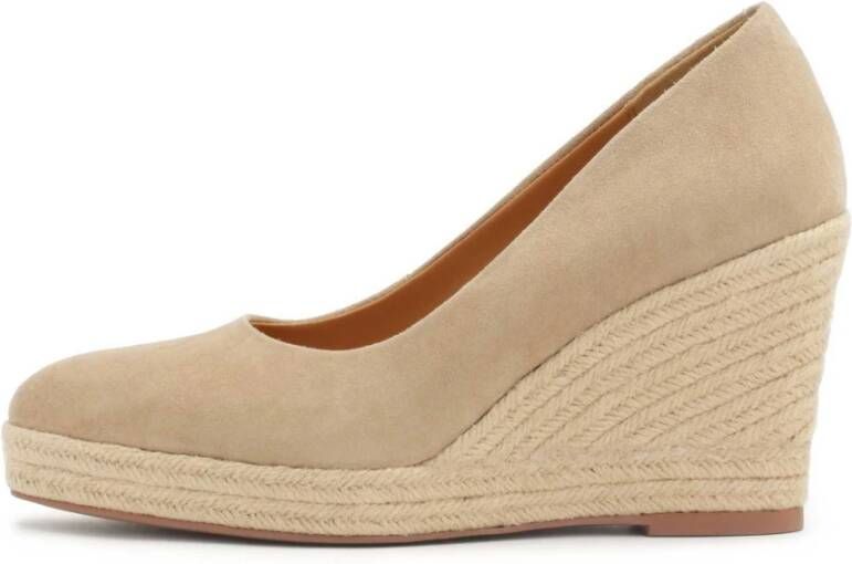 Kazar Beige suède pumps op een platformhak