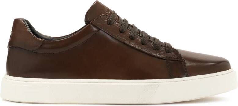 Kazar Bruine herensneakers op een witte zool