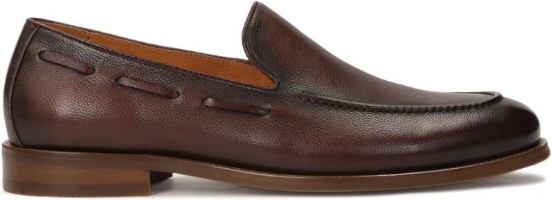 Kazar Bruine loafers met een teenband