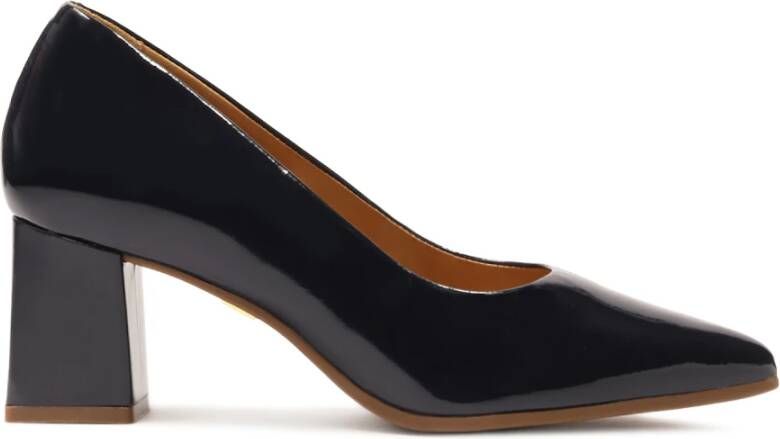 Kazar Gelakte marineblauwe pumps op een paal