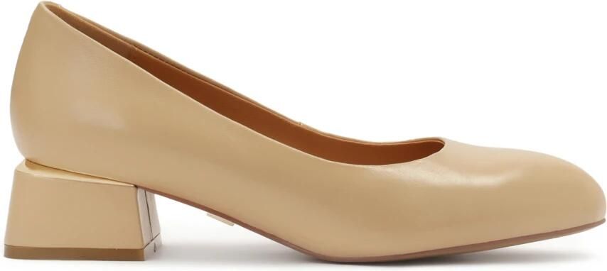 Kazar Beige pumps met metalen inzet op een paal