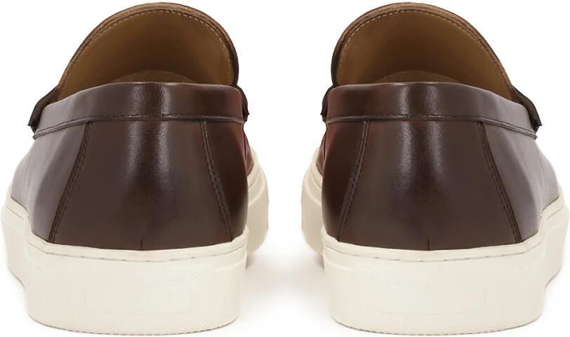 Kazar Bruine instap sneakers op een witte zool