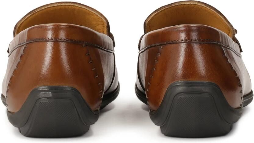 Kazar Bruine mocassins met een decoratief ele t