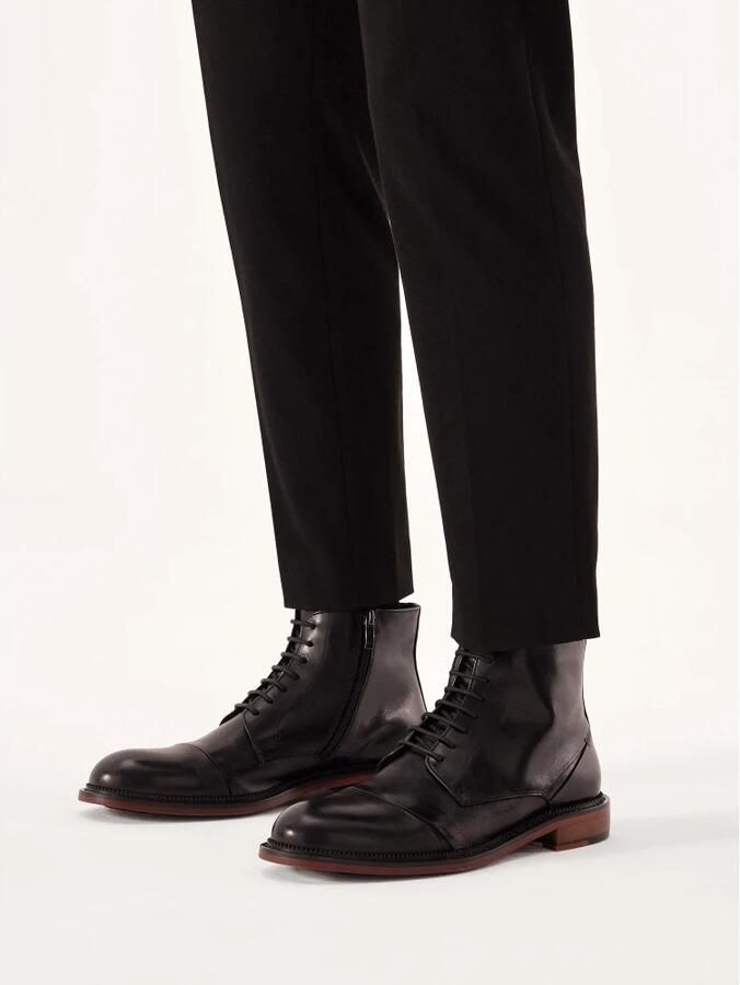 Kazar Elegante herenlaarzen met gebonden bovenwerk.Dit product valt groot uit.