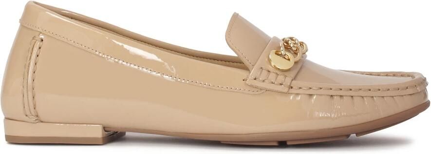 Kazar Gelakte mocassins met metalen ketting.Dit product valt groot uit.