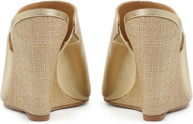 Kazar Gouden leren teenslippers met raffia hakken