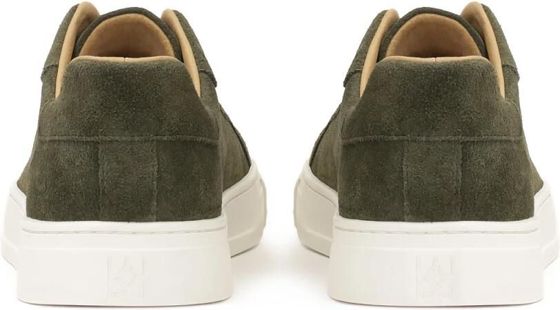 Kazar Khaki suède sneakers op een witte zool