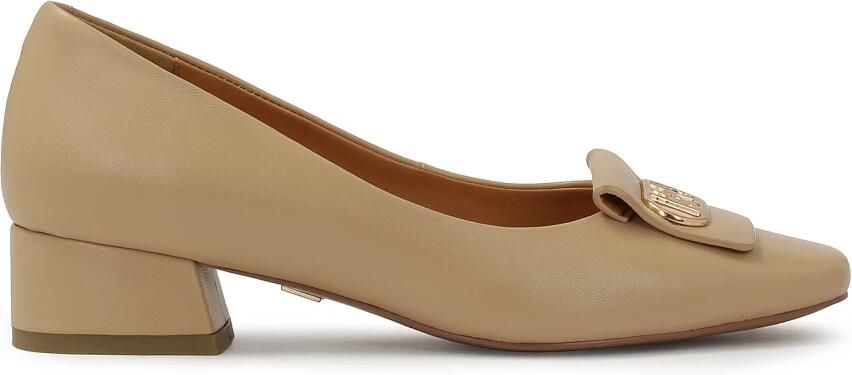 Kazar Klassieke beige pumps met sieradenversiering