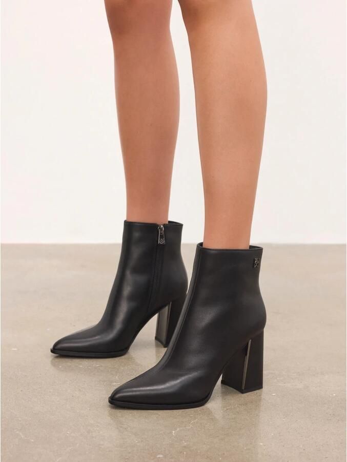 Kazar Klassieke zwarte laarzen op een versierde paal