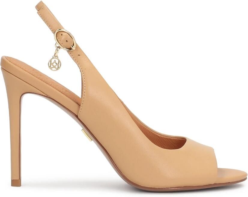 Kazar Leren sandalen met hak en bedekte zijkanten.Dit product valt klein uit.