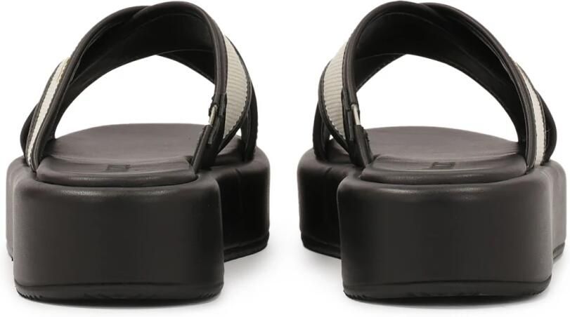 Kazar Leren teenslippers op een dikke zool met kruisbanden