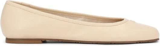 Kazar Levane Ballerina's