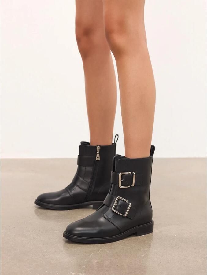 Kazar Platte leren laarzen versierd met gespen