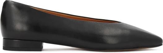 Kazar Black pumps with a minimalist form