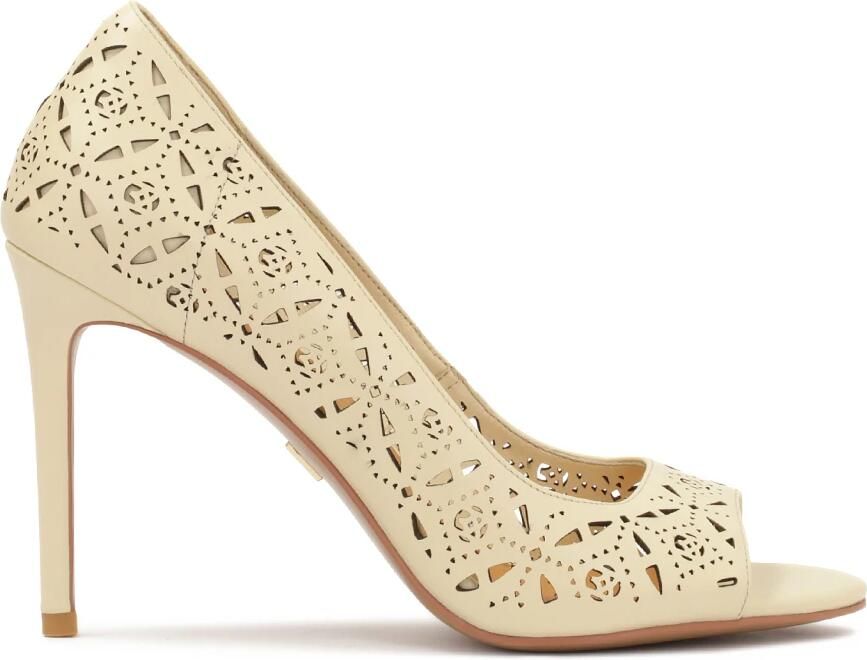 Kazar Roomkleurige peep toe pumps met openwerkpatroon.Dit product valt klein uit.
