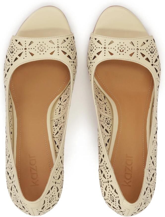 Kazar Roomkleurige peep toe pumps met openwerkpatroon.Dit product valt klein uit. - Foto 3
