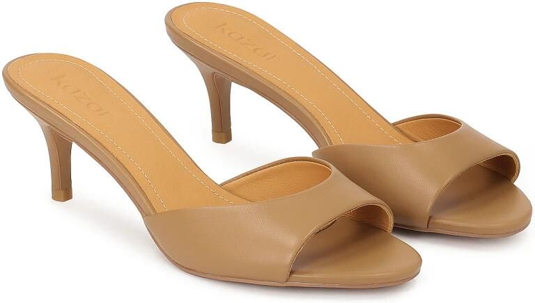 Kazar Slippers op een lage stilettohak in een lichtbruine kleur