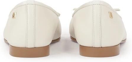 Kazar Witte leren ballerina's op een bruine zool