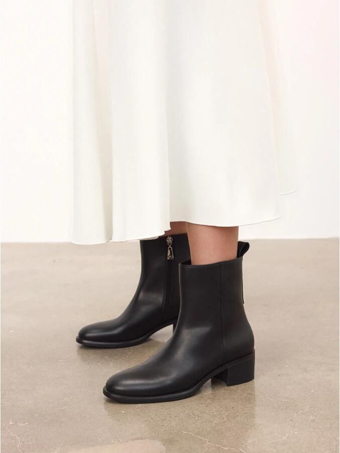 Kazar Zwarte laarzen met brede hakken